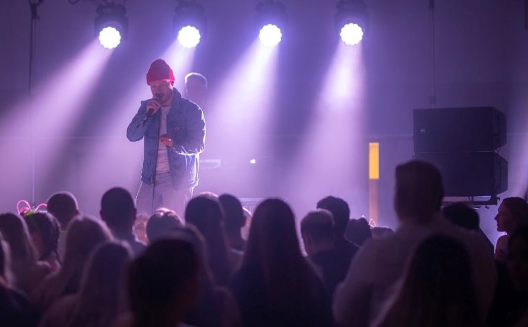 Emmsjé Gauti á sviðinu.