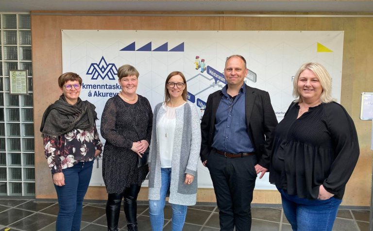 Hluti af hópnum sem kom færandi hendi í VMA