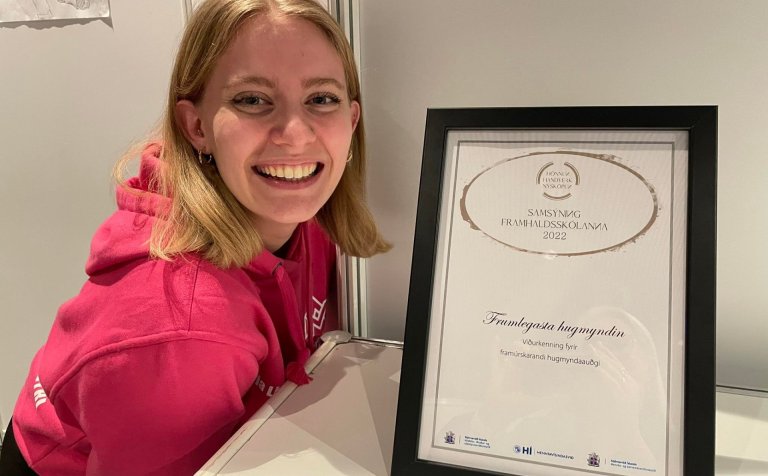 Eyrún Arna kampakát með viðurkenningarskjalið.