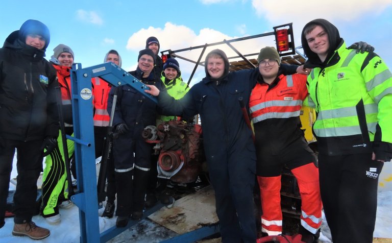 Jóhann kennari og nemendur kátir með dagsverkið.