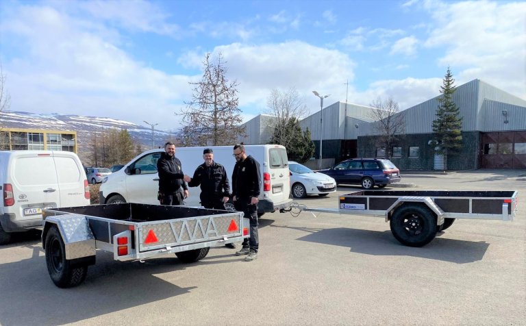 Kristján kennari afhendir kerrurnar.