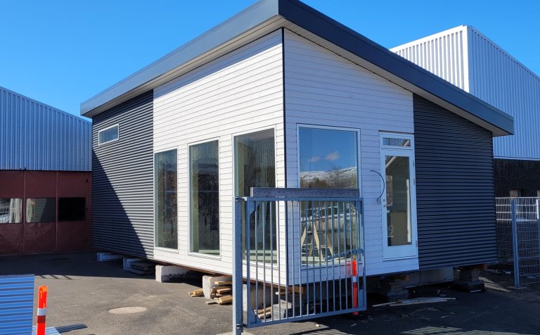 Frístundahúsið stendur norðan húsnæðis byggingadeildar VMA.