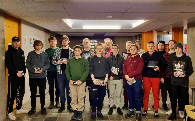 Nemendurnir sextán í rafeindavirkjun.