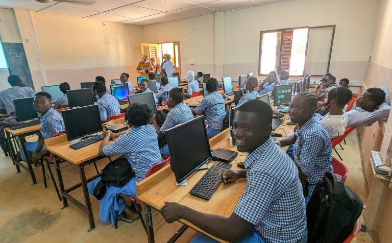 VMA-tölvurnar ganga í endurnýjun lífdaga í tölvustofu í Ecole ABC do Bobo skólanum í Bobo-Diolasso.