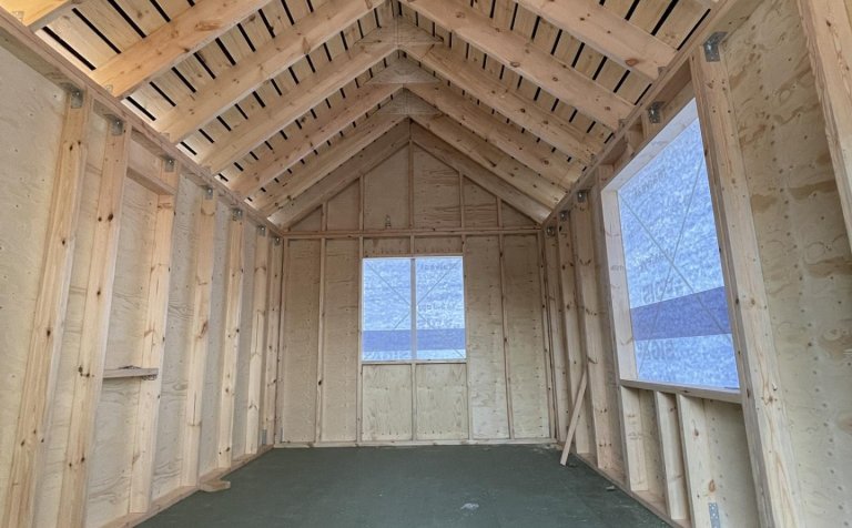 Kvöldskólanemar í húsasmíði hafa nú reist 20 fermetra frístundahús. Unnið verður að frágangi þess ti…