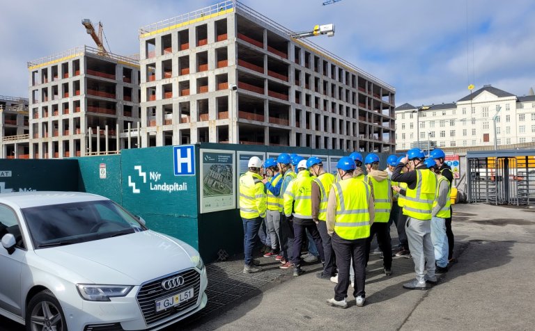 Nemendur og kennarar byggingadeildar VMA fengu m.a. kynningu á hinu risavaxna byggingarverkefni, nýj…