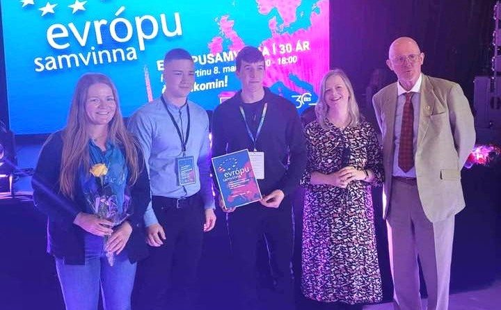 Við afhendingu fyrirmyndarverðlaunanna. Frá vinstri: Valgerður Húnbogadóttir, Egill Heiðar Hjörleifs…