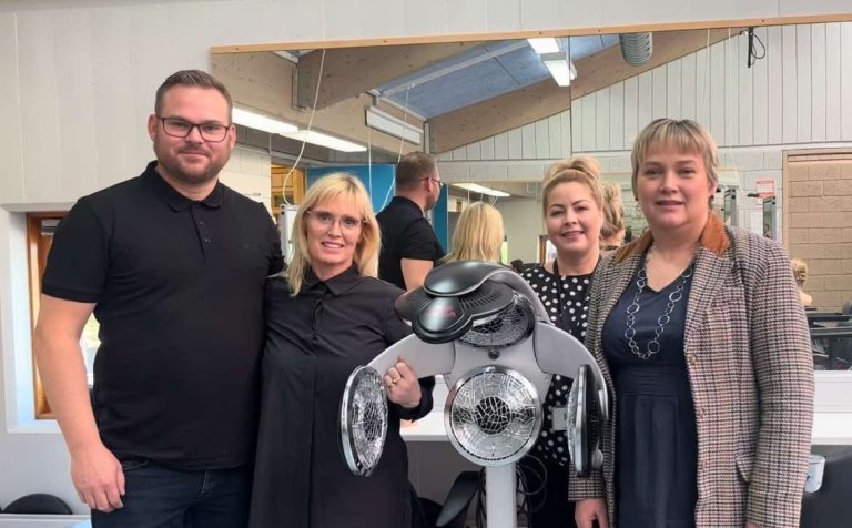 Við afhendingu hitatækisins í kennslustofu hársnyrtiiðnbrautar.