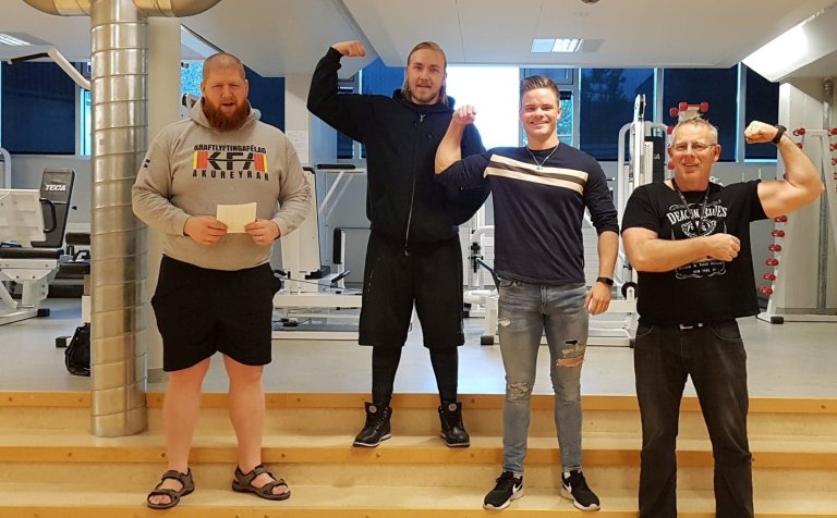 Eins og vera ber hnykla menn vöðvana.