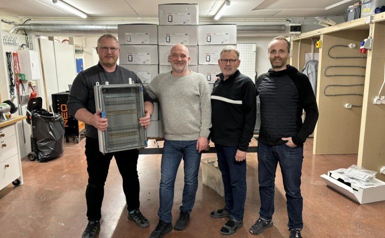 Við afhendingu skápanna. Frá vinstri: Björn Hreinsson kennari, Jón Ólafur Halldórsson vörustjóri hjá…