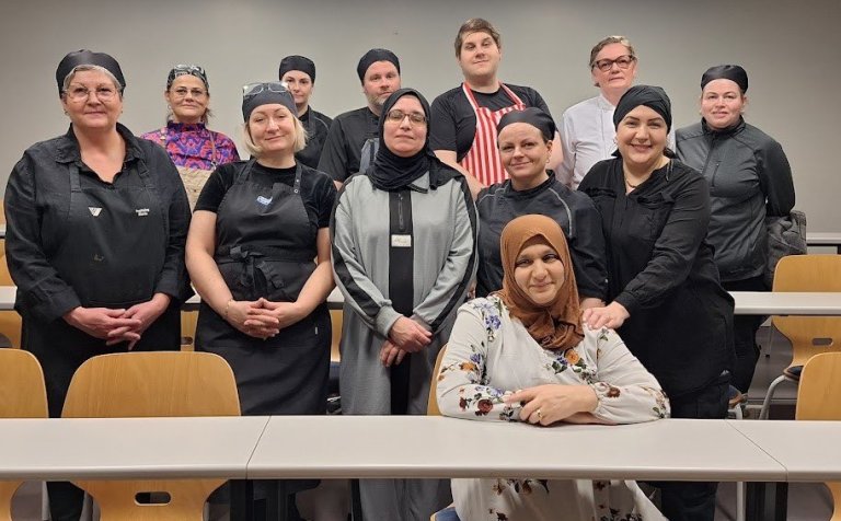 Nemendurnir tólf sem stunda nú nám í VMA á þriðju og síðustu önn í matartækni. Myndina tók Marína Si…