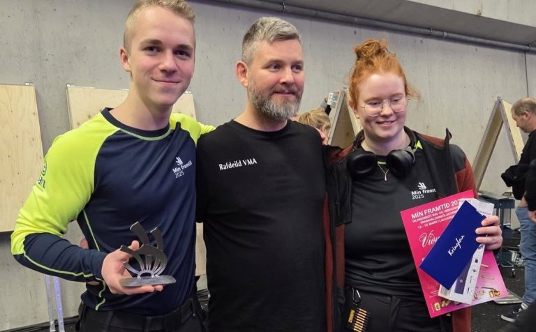 Íslandsmeistarinn í rafvirkjun, Óliver Pálmi Ingvarsson, Friðrik Óli Atlason kennari í rafvirkjun og…