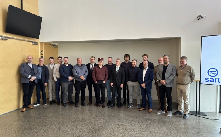 Hluti þeirra 28 nýsveina í rafniðngreinum sem fengu afhent sveinsbréf sín í Hofi sl. föstudag. Mynd:…