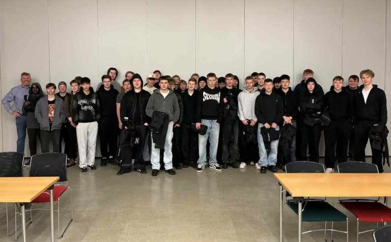 Þór Pálsson frá Rafmennt með nemendum á fyrstu önn í grunndeild rafiðna í VMA.