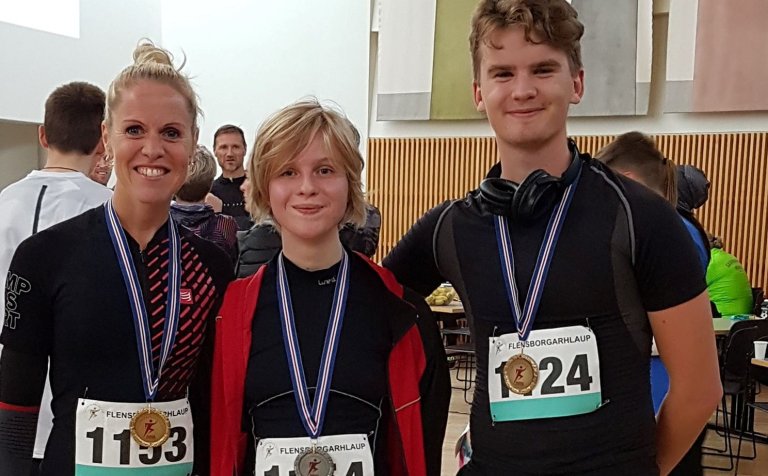 Með gull og silfur. Anna Berglind, Adele og Helgi.