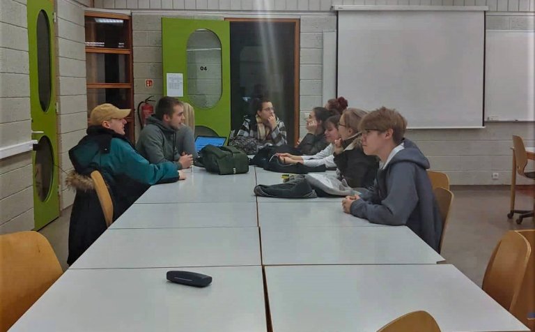 Fyrsta samverustund leikhópsins með leikstjóra.