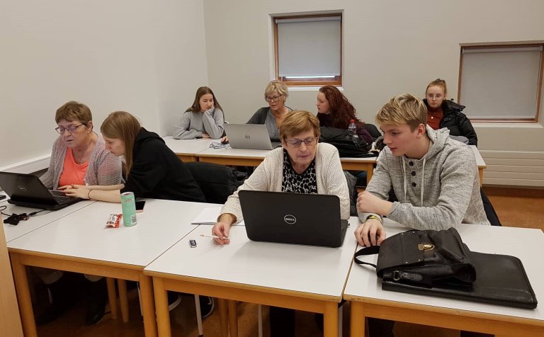 Áhugasamir nemendur og kennararar í tölvutíma.