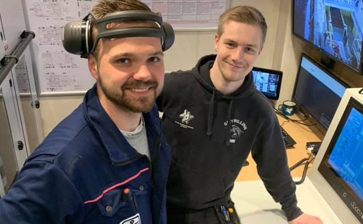 Friðrik (t.v.) og Benedikt Orri um borð í Harðbaki