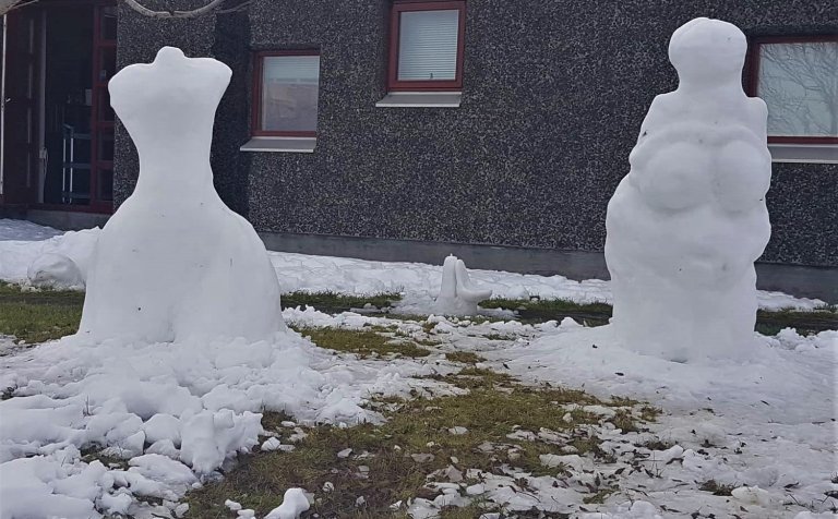 Tveir af snjóskúlptúrunum.