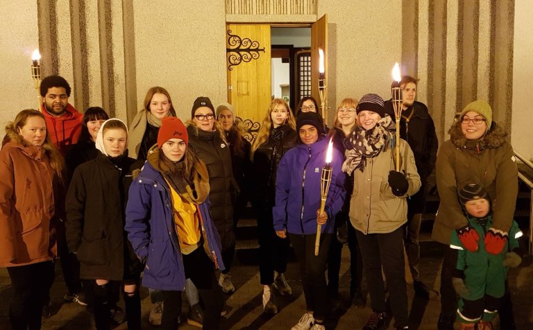 Nemendur og kennarar við Akureyrarkirkju.