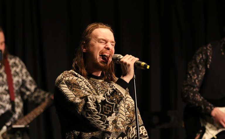 Örn Smári Jónsson með hljóðnemann í Gryfjunni.