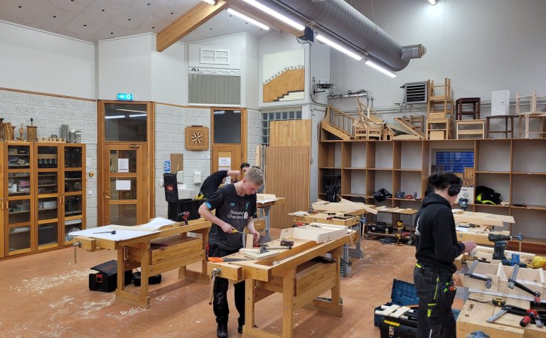 Próftakar í sveinsprófinu í húsasmíði önnur kafnir í verklega prófinu. Mynd: Helgi Valur Harðarson.