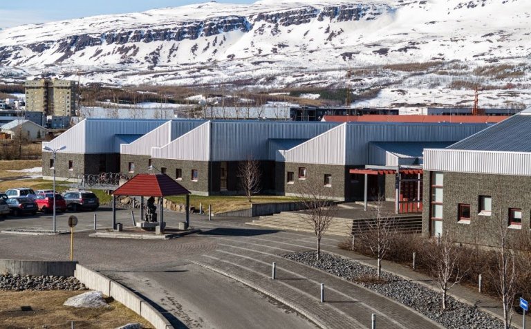 Ræst verður í Vorhlaup VMA við austurinngang skólans, sem hér sést, kl. 17:30 í dag. Veðurguðirnir e…