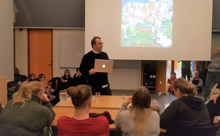 Fjölmenni var á fyrirlestri Andra Snæs í VMA.