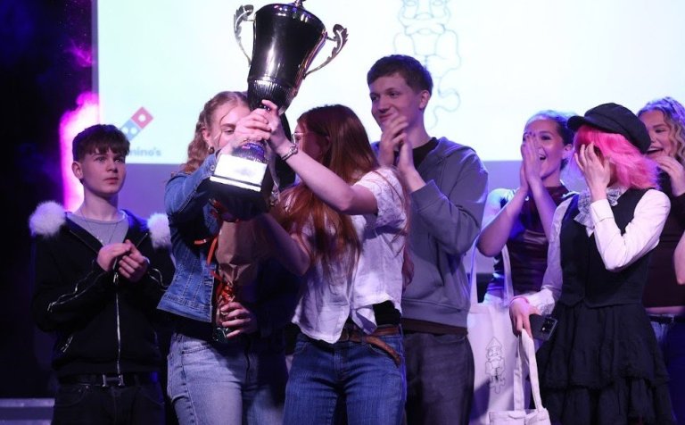 Anna Lovísa og Emilía Björt, sigurvegarar í Sturtuhausnum, söngkeppni VMA, hampa sigurlaununum í Sja&hellip;