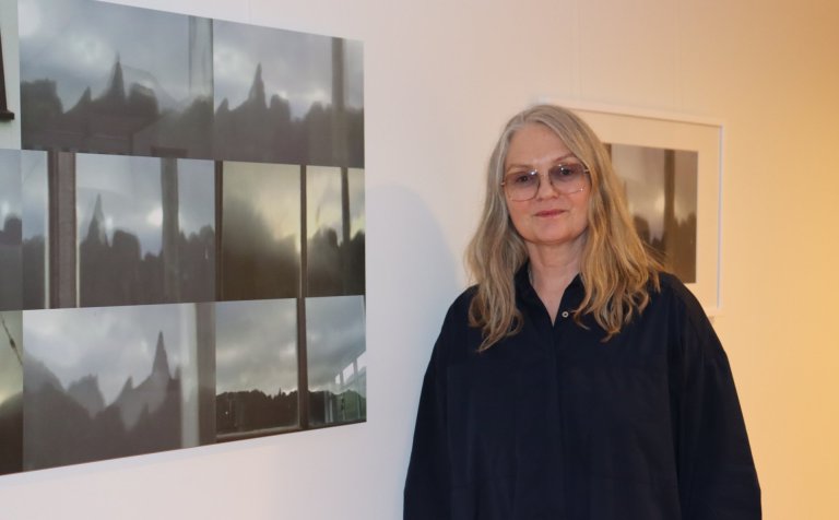 Arna G. Valsdóttir við eitt verkanna á sýningunni.