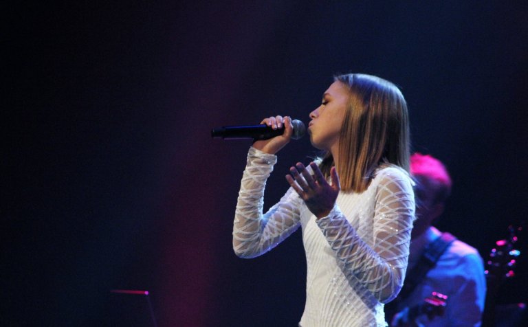 Arndís Eva syngur hér til sigurs í Sturtuhausnum.