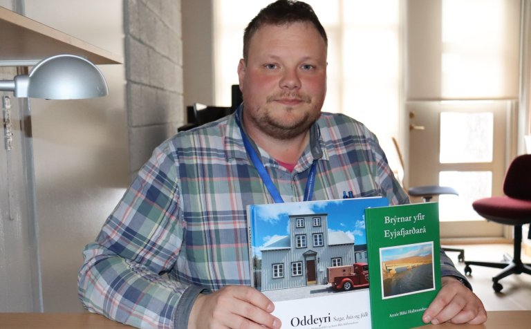 Arnór Bliki með bækurnar tvær, um Oddeyri og brýrnar yfir Eyjafjarðará.