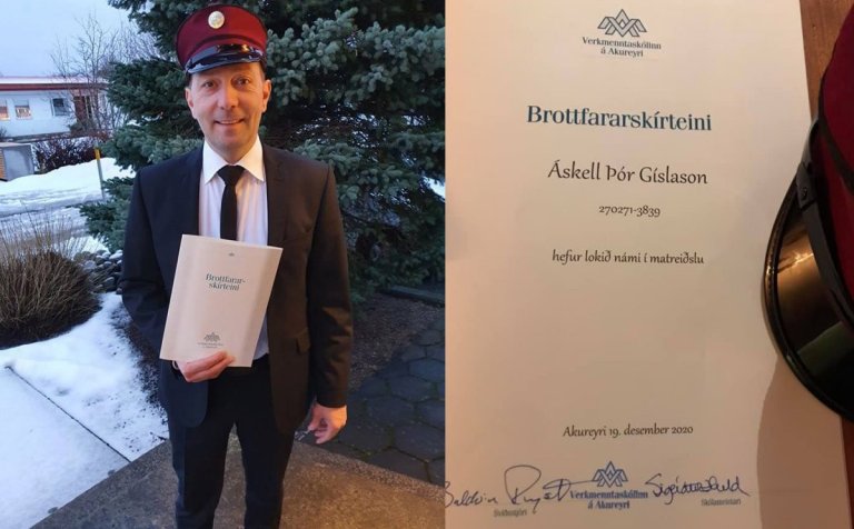 Áskell Þór Gíslason og brautskráningarskírteinið.