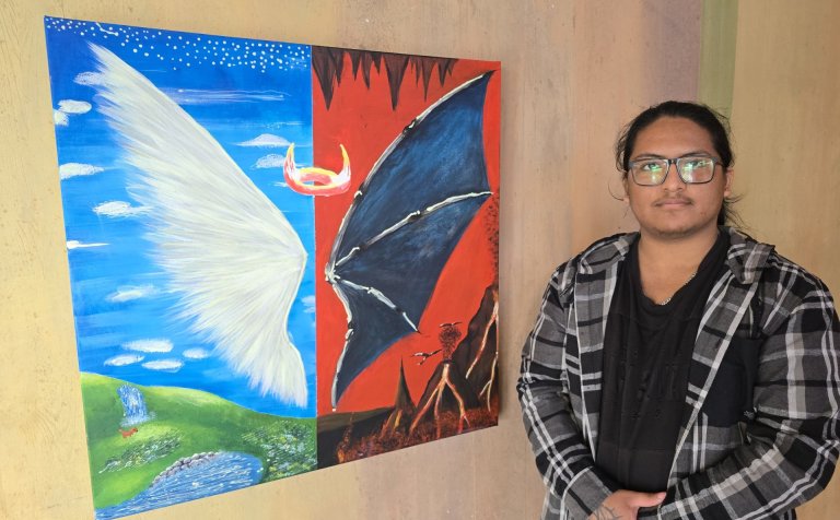 Áskell Alexander Alegre við akrílverk sitt Von og örvænting.