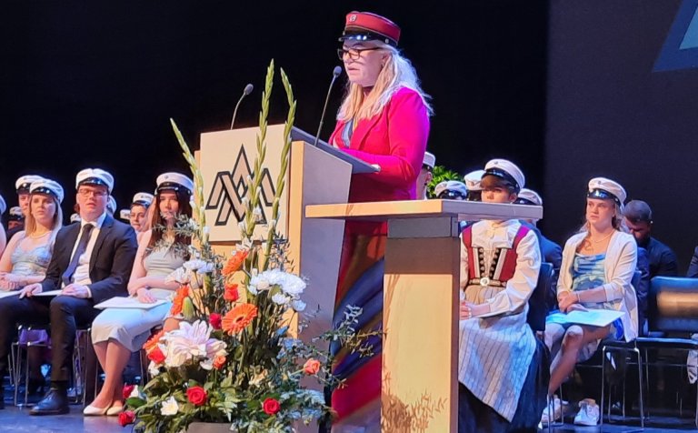 Andrea Margrét Þorvaldsdóttir, nýútskrifaður rafvirki, flutti ávarp í dag fyrir hönd brautskráningar…