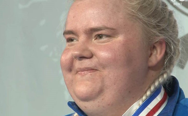 Sóley Margrét Jónsdóttir, heimsmeistari í kraftlyftingum. Skjáskot af útsendingu RÚV í gær.