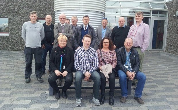 Fulltrúar Becromal og VMA við skólann í dag.