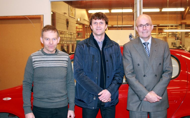 Gjöfin afhent. Bragi, Steingrímur og Hjalti Jón.