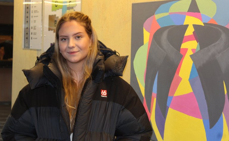 Birta Hermannsdóttir við akrýlmyndina sína.