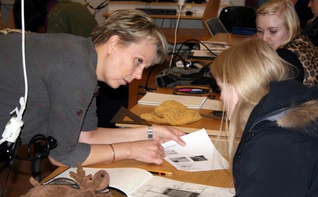 Björg að kenna grunnáfanga í teikningu í VMA.