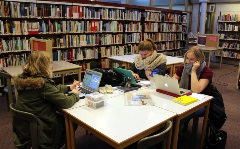 Nemendur í verkefnavinnu á bókasafni VMA.