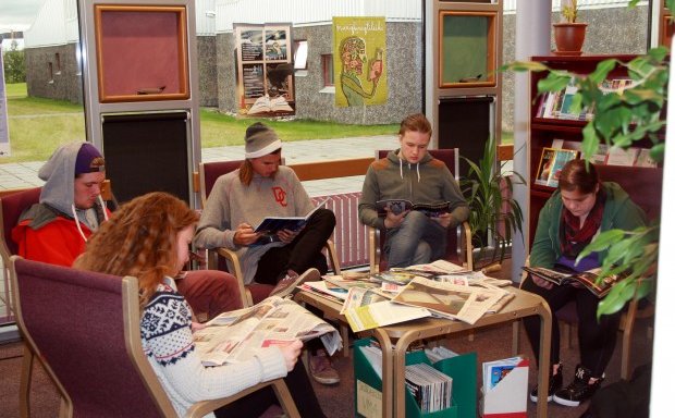 Nemendur önnum kafnir í lestri á bókasafninu.
