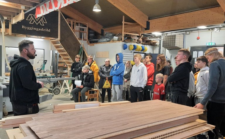 Grunnskólanemar fræðast um byggingadeildina.