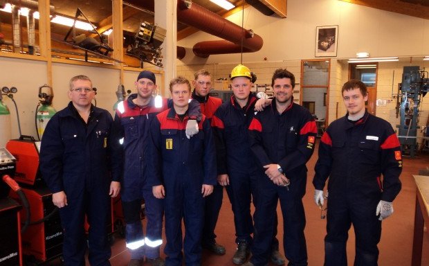 Þessir kappar glíma við sveinspróf í stálsmíði.