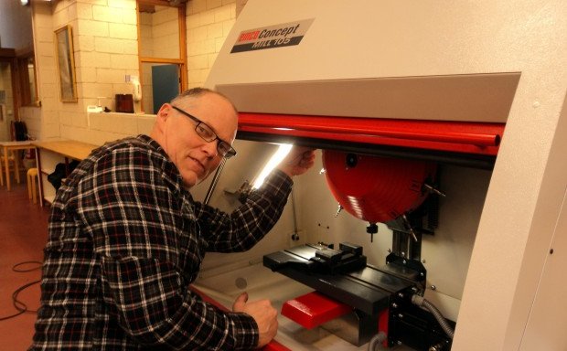 Stefán Finnbogason við nýju CNC-vélina.