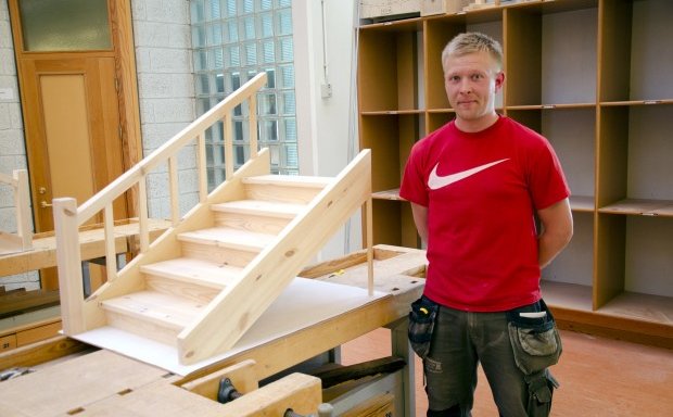 Dýri Bjarnar við sveinsstykkið sitt.