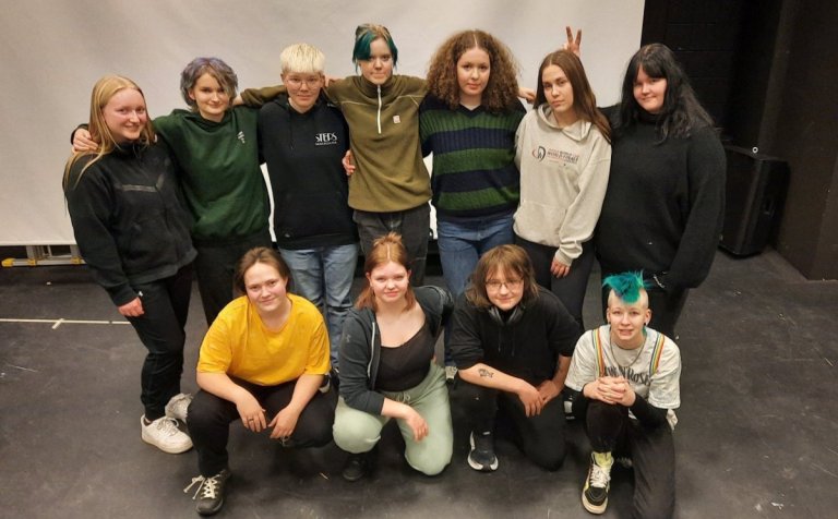 Í leikhópnum eru fimmtán leikarar. Hér eru ellefu þeirra á æfingu í Gryfjunni í gær.