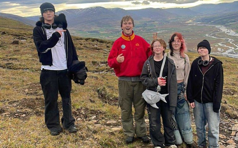 Nemendur í útivistaráfanga á leið að Skólavörðu. Mynd: María Albína Tryggvadóttir.