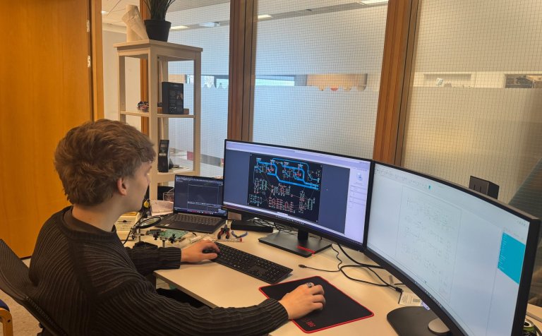 Einar Örn Ásgeirsson er hér við í æfingahúsnæði Rafiðnaðarsambandsins í Reykjavík í æfingum fyrir Eu…