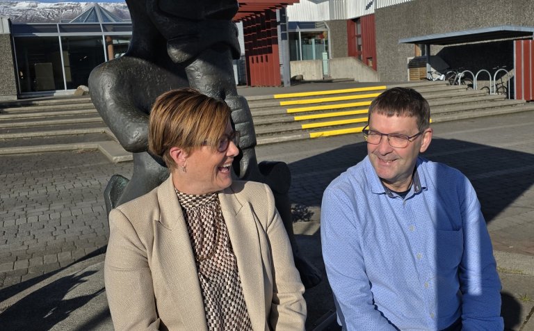 Slegið á létta strengi í síðsumarblíðunni. Erna Hildur Gunnarsdóttir og Hálfdán Örnólfsson eru þau e…